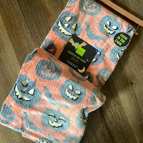 Other - Urban Domain Pumpkin Glow In The Dark Throw